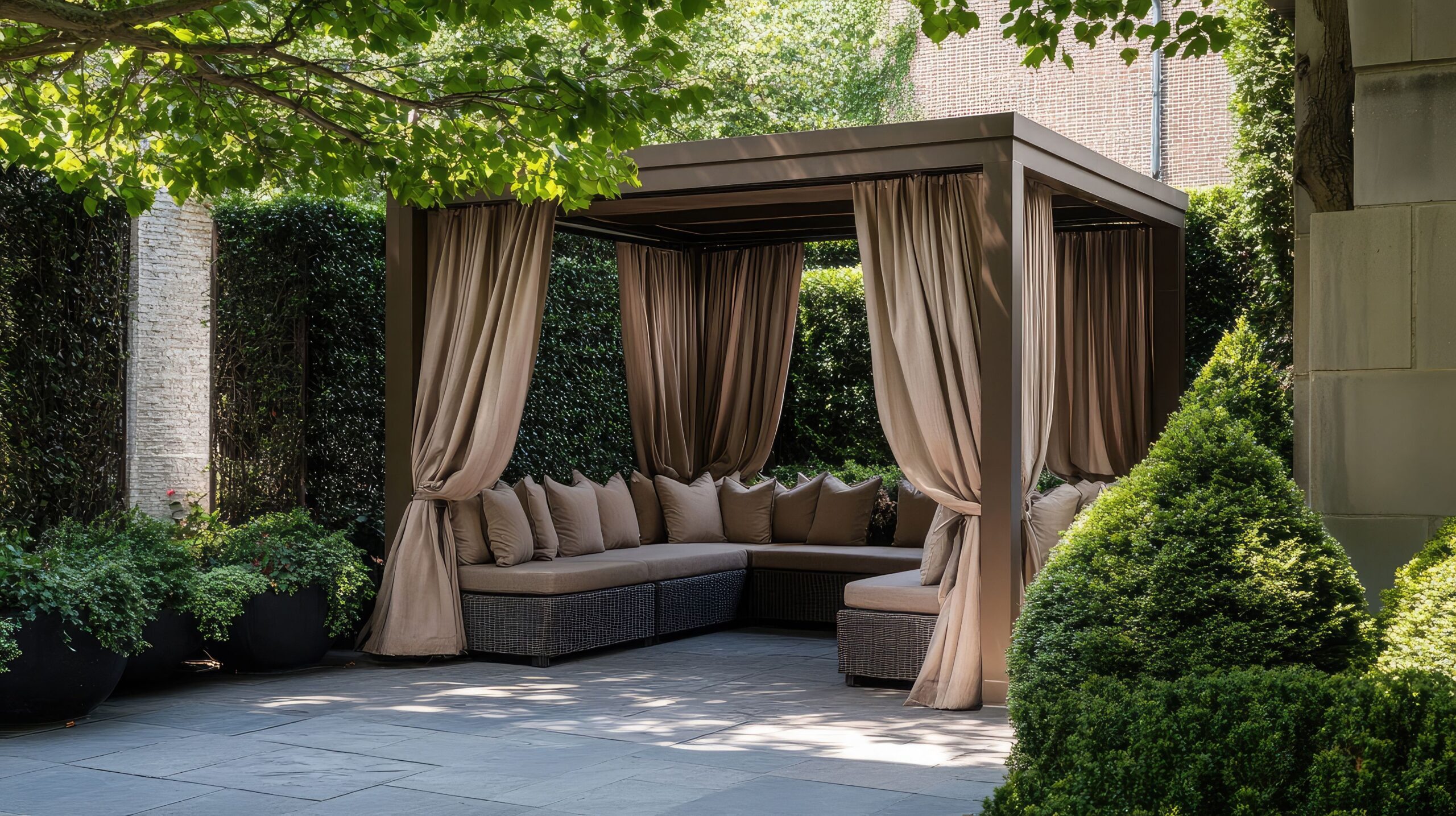 Eleganter Gartenbereich mit Pavillon, Vorhängen und Kissen, umgeben von dichter Begrünung