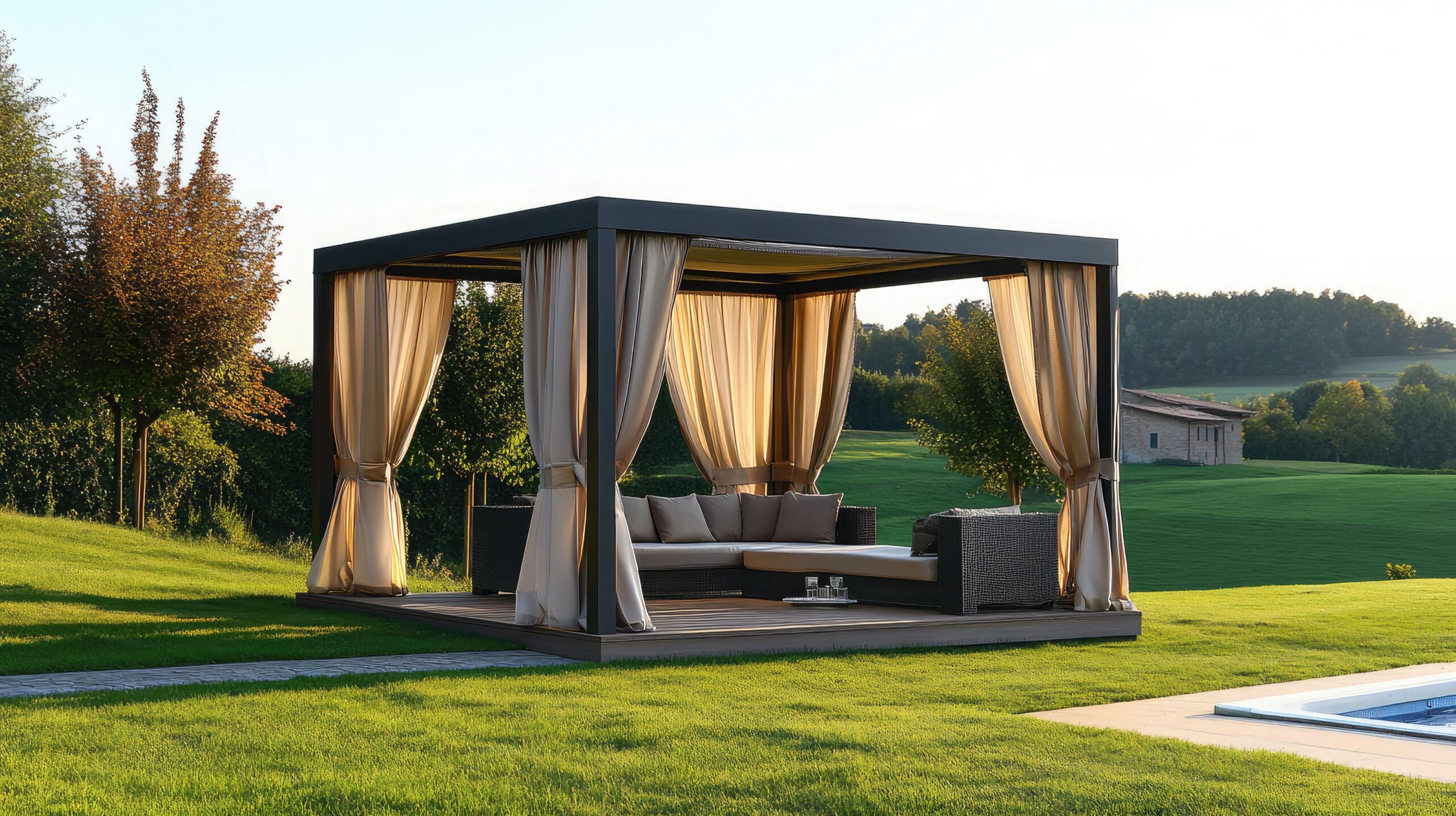 Moderner Gartenpavillon mit Vorhängen auf gepflegtem Rasen neben einem Pool bei Sonnenuntergang