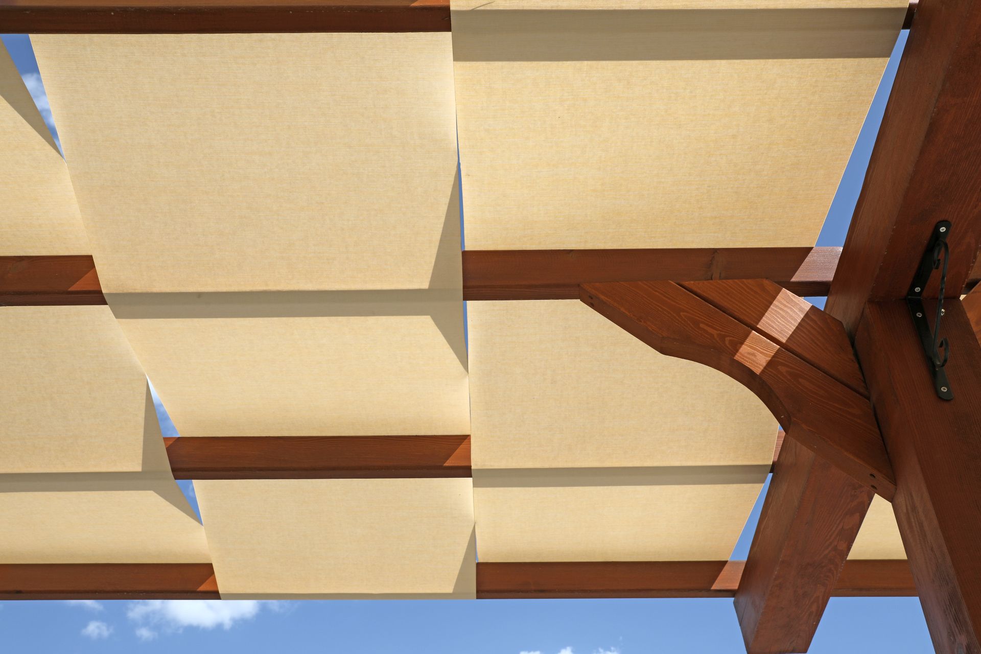 detailansicht sonnensegel stoff unter holzkonstruktion terrasse