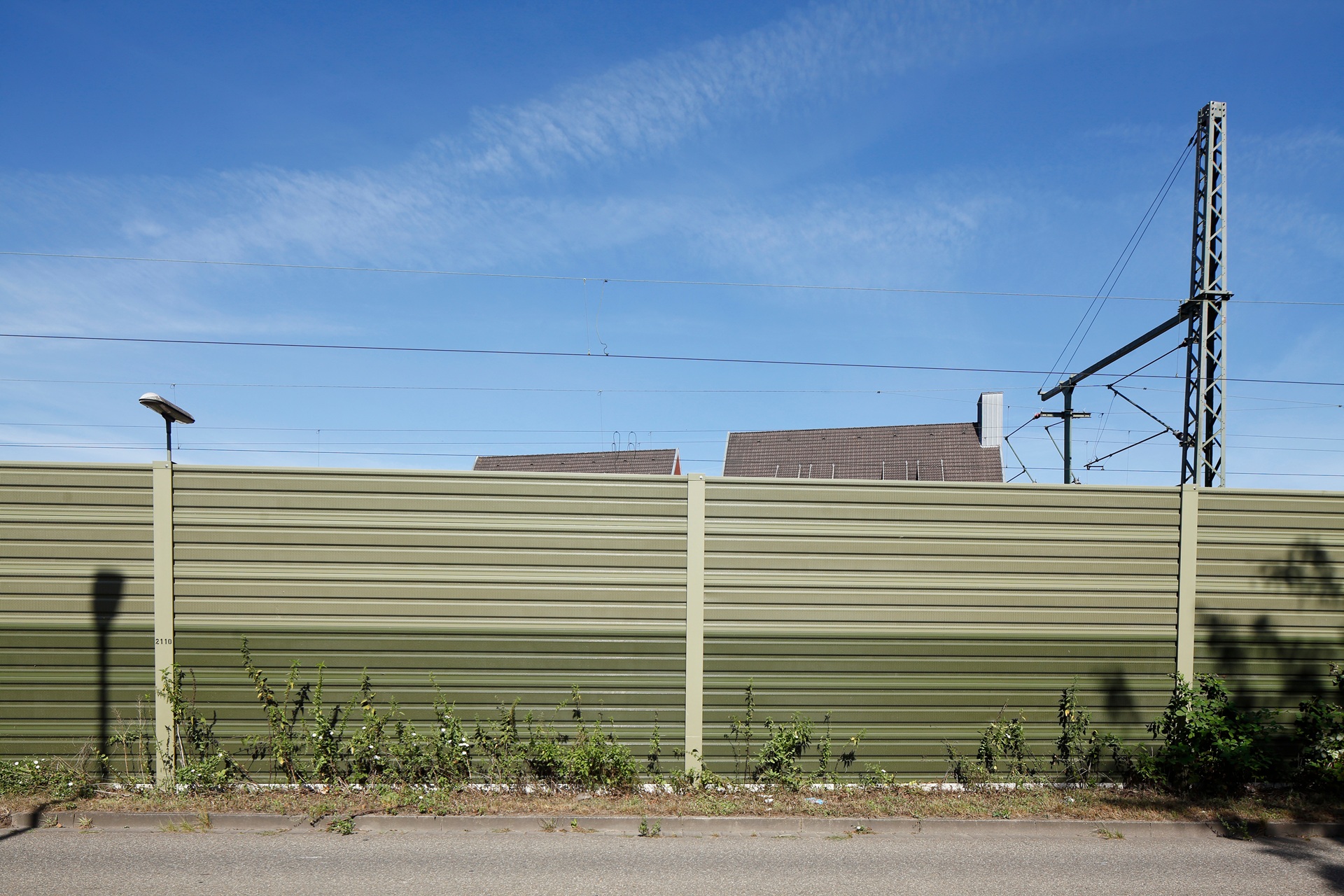 Grüner Lärmschutz entlang von Bahngleisen | Schallschutzzaun