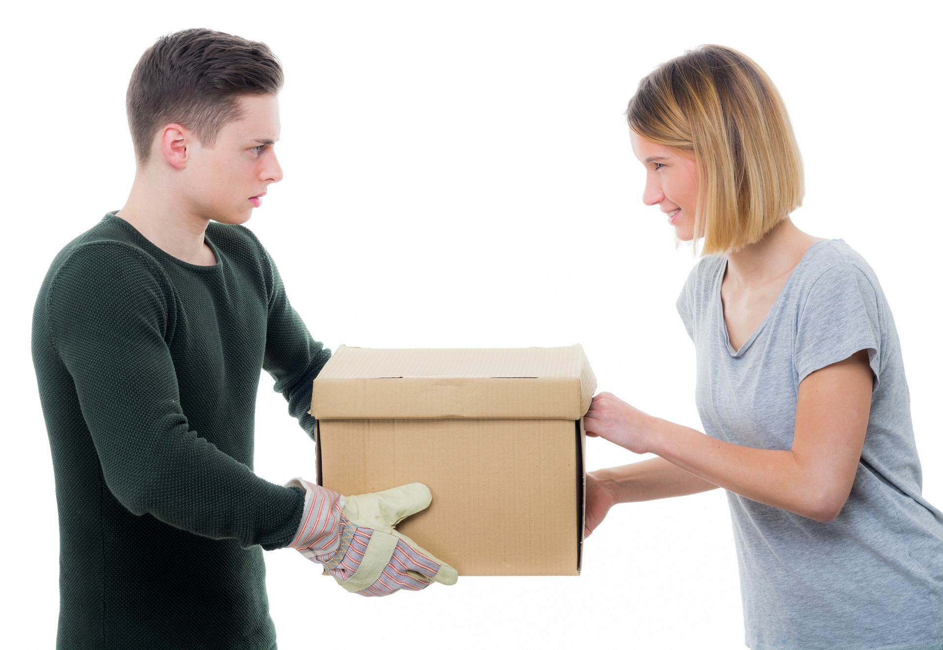 Paar hält gemeinsam einen Umzugskarton | Scheidung
